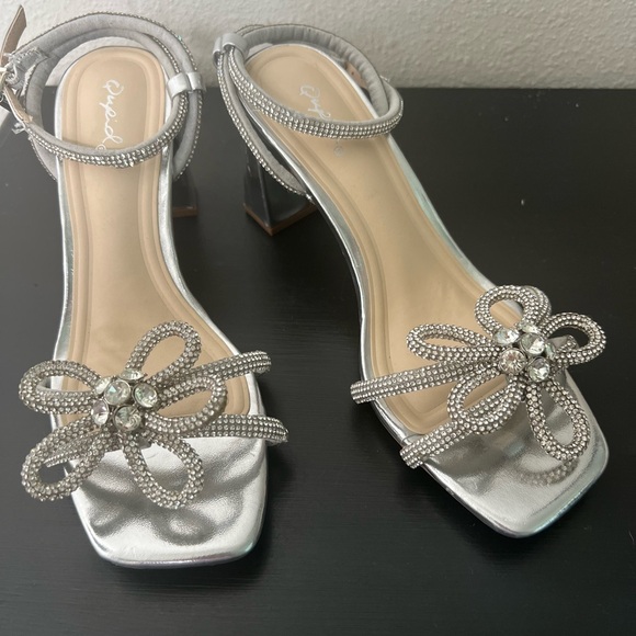 NEW Qupid Kerstin Heels, Silver, size 6 - Picture 4 of 6